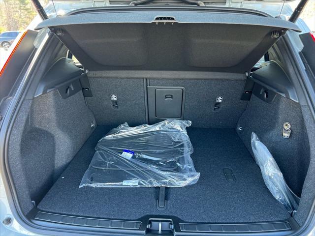 2026 Volvo XC40 Plus, B5 AWD Gas (mild hybrid), Dark