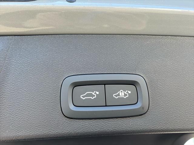 2026 Volvo XC40 Plus, B5 AWD Gas (mild hybrid), Dark