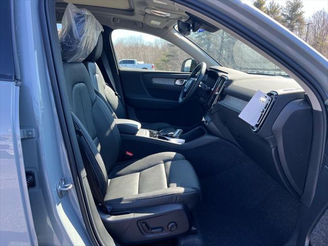 2026 Volvo XC40 Plus, B5 AWD Gas (mild hybrid), Dark