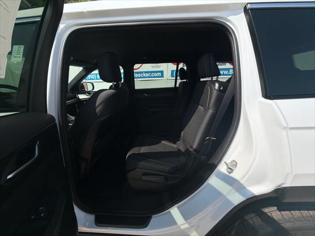 2026 Jeep Grand Cherokee Laredo 4x2