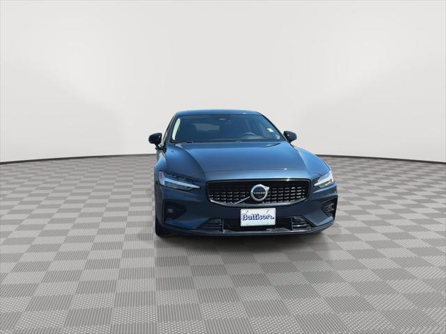 2023 Volvo S60 B5 Plus Dark Theme