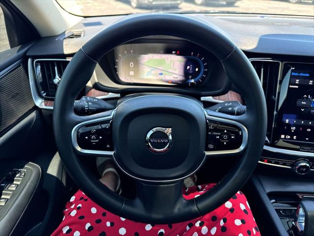 2023 Volvo S60 B5 Plus Dark Theme