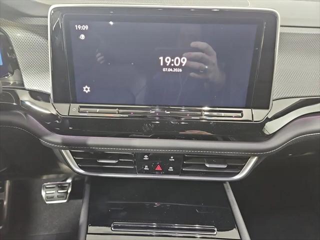 2026 Volkswagen Atlas Cross Sport SEL R-Line Black