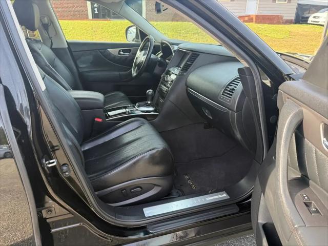 2017 INFINITI QX70 Standard