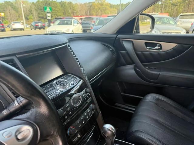 2017 INFINITI QX70 Standard