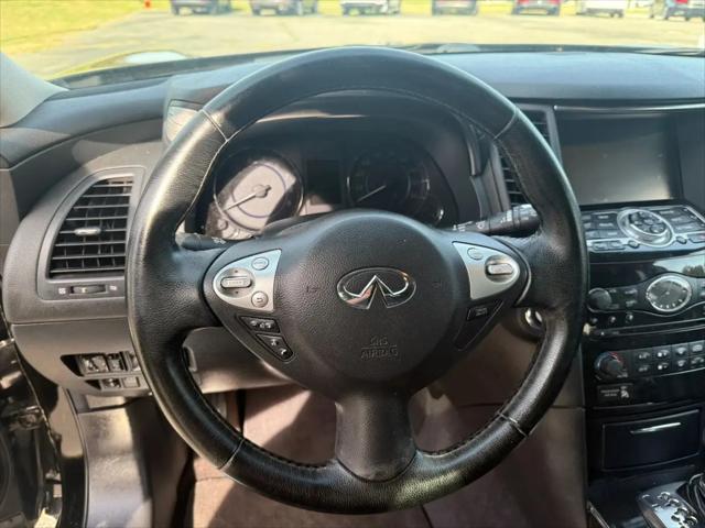 2017 INFINITI QX70 Standard
