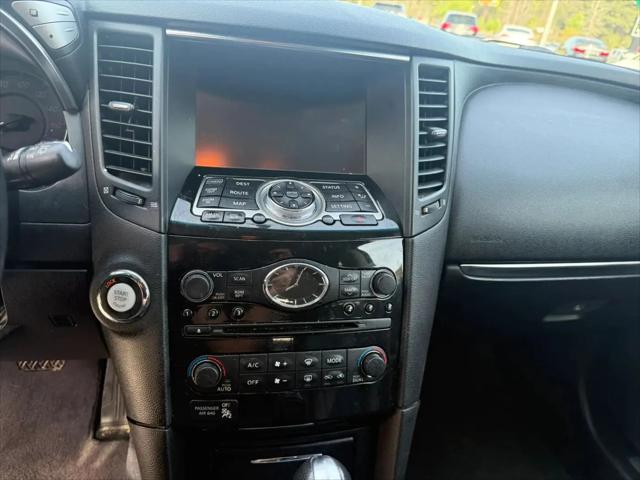 2017 INFINITI QX70 Standard