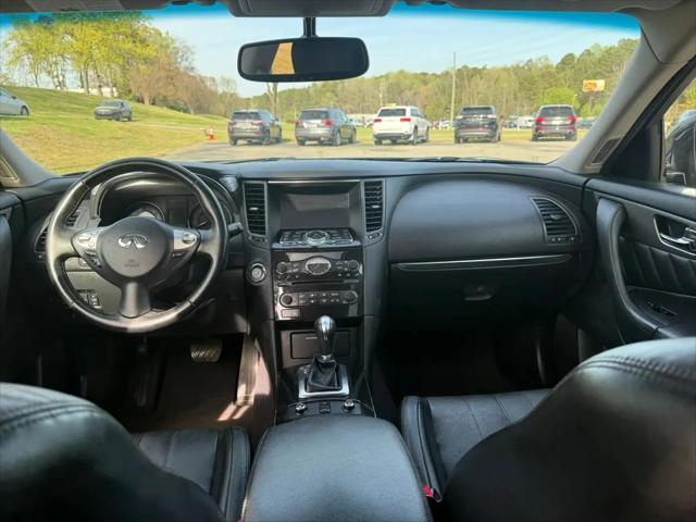 2017 INFINITI QX70 Standard