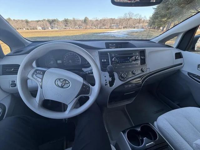 2012 Toyota Sienna LE V6 8 Passenger