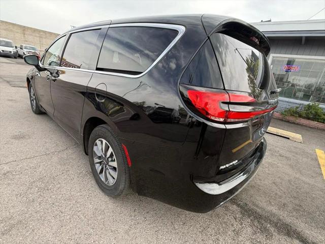 2024 Chrysler Pacifica Hybrid Select