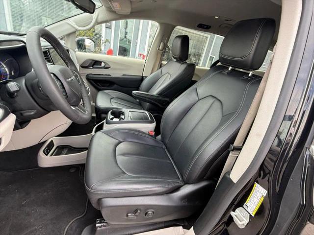 2024 Chrysler Pacifica Hybrid Select