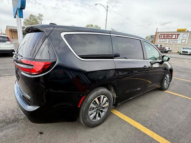 2024 Chrysler Pacifica Hybrid Select