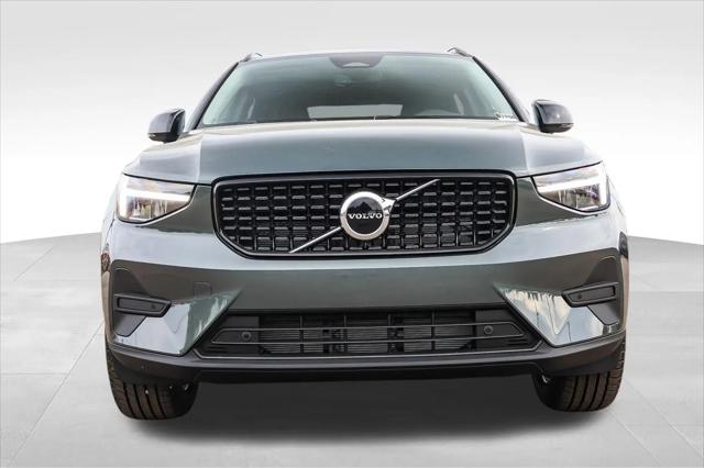 2026 Volvo XC40 Core, B5 AWD Gas (mild hybrid), Dark