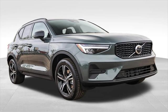 2026 Volvo XC40 Core, B5 AWD Gas (mild hybrid), Dark
