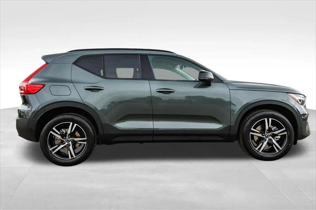 2026 Volvo XC40 Core, B5 AWD Gas (mild hybrid), Dark