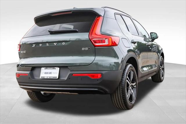 2026 Volvo XC40 Core, B5 AWD Gas (mild hybrid), Dark