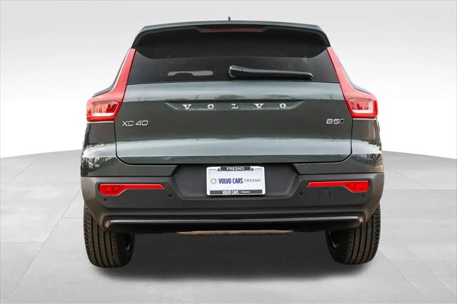 2026 Volvo XC40 Core, B5 AWD Gas (mild hybrid), Dark