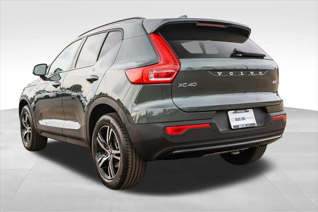 2026 Volvo XC40 Core, B5 AWD Gas (mild hybrid), Dark