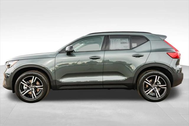 2026 Volvo XC40 Core, B5 AWD Gas (mild hybrid), Dark