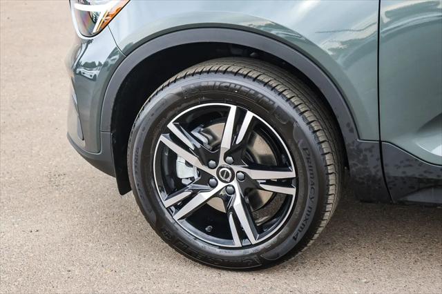 2026 Volvo XC40 Core, B5 AWD Gas (mild hybrid), Dark