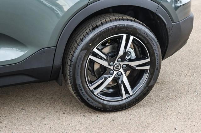 2026 Volvo XC40 Core, B5 AWD Gas (mild hybrid), Dark