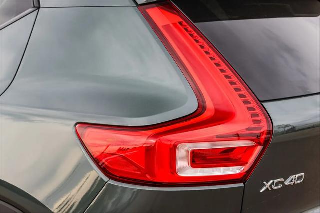 2026 Volvo XC40 Core, B5 AWD Gas (mild hybrid), Dark