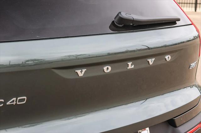 2026 Volvo XC40 Core, B5 AWD Gas (mild hybrid), Dark