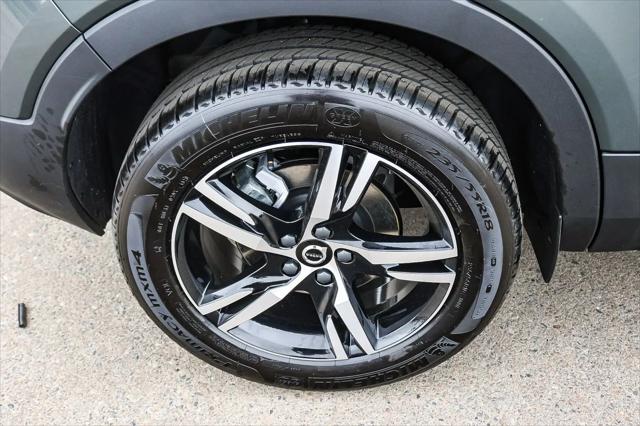 2026 Volvo XC40 Core, B5 AWD Gas (mild hybrid), Dark