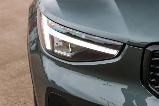 2026 Volvo XC40 Core, B5 AWD Gas (mild hybrid), Dark