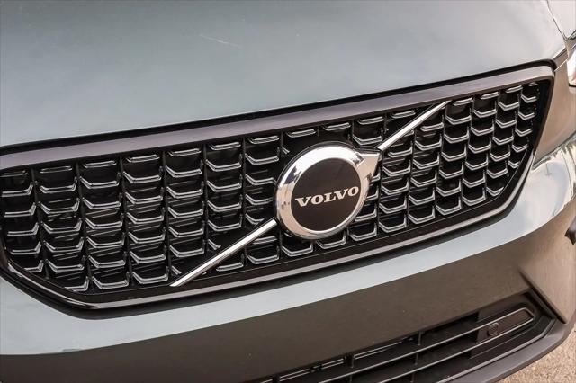 2026 Volvo XC40 Core, B5 AWD Gas (mild hybrid), Dark