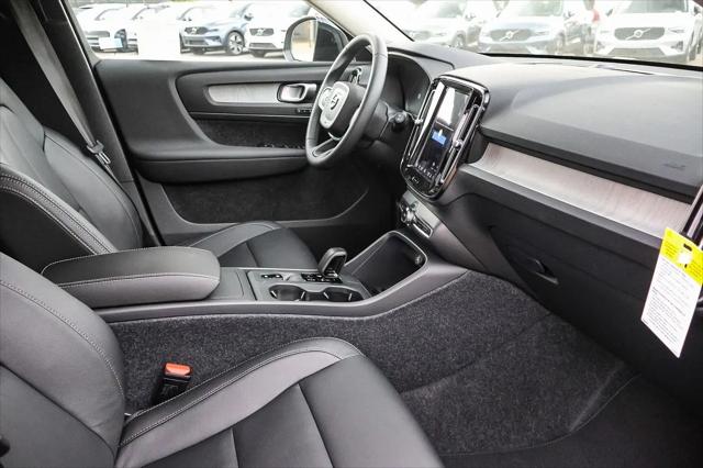2026 Volvo XC40 Core, B5 AWD Gas (mild hybrid), Dark