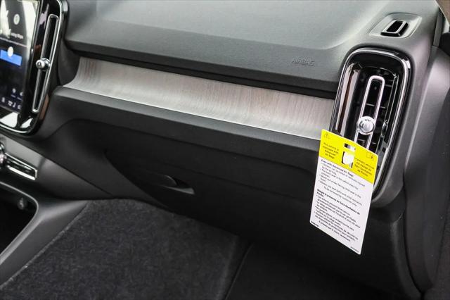 2026 Volvo XC40 Core, B5 AWD Gas (mild hybrid), Dark