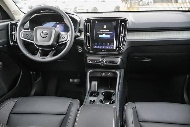 2026 Volvo XC40 Core, B5 AWD Gas (mild hybrid), Dark