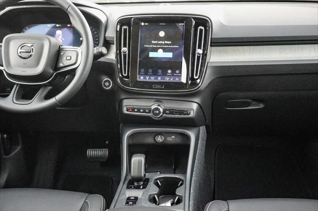 2026 Volvo XC40 Core, B5 AWD Gas (mild hybrid), Dark