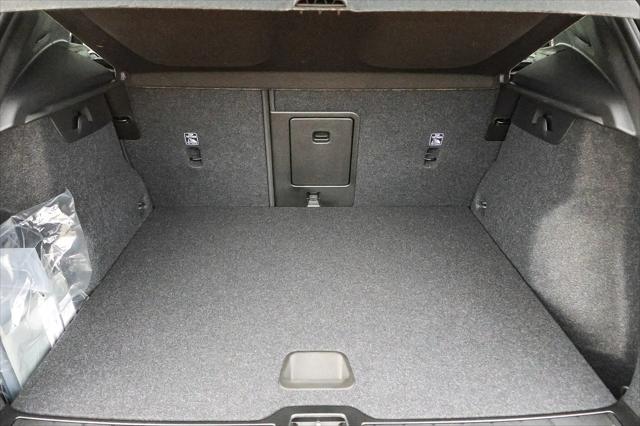 2026 Volvo XC40 Core, B5 AWD Gas (mild hybrid), Dark