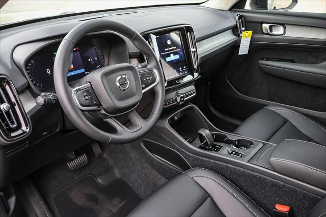 2026 Volvo XC40 Core, B5 AWD Gas (mild hybrid), Dark