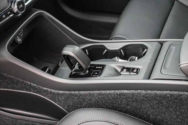 2026 Volvo XC40 Core, B5 AWD Gas (mild hybrid), Dark