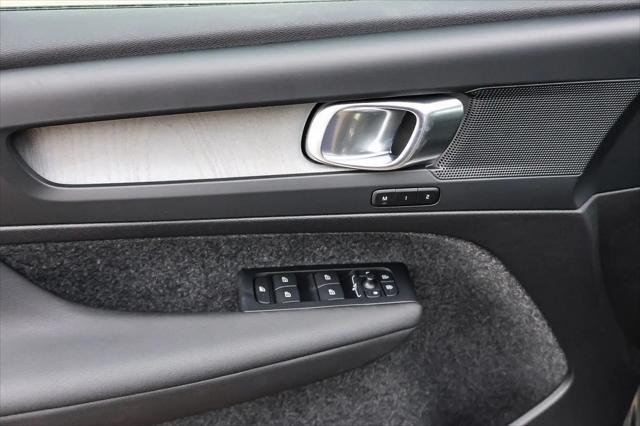 2026 Volvo XC40 Core, B5 AWD Gas (mild hybrid), Dark