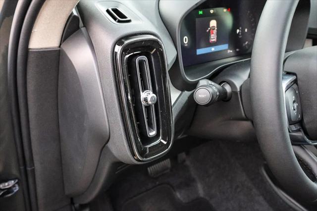 2026 Volvo XC40 Core, B5 AWD Gas (mild hybrid), Dark