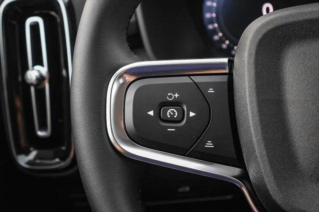 2026 Volvo XC40 Core, B5 AWD Gas (mild hybrid), Dark