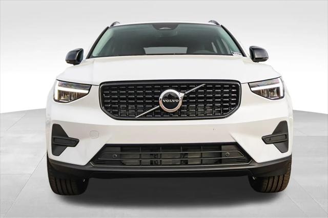 2026 Volvo XC40 Core, B5 AWD Gas (mild hybrid), Dark