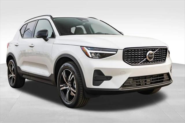 2026 Volvo XC40 Core, B5 AWD Gas (mild hybrid), Dark