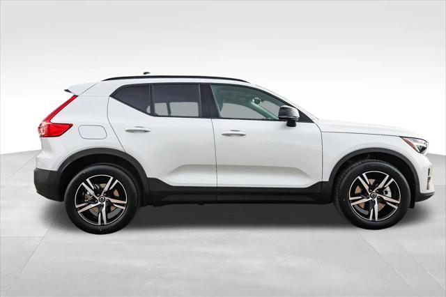 2026 Volvo XC40 Core, B5 AWD Gas (mild hybrid), Dark
