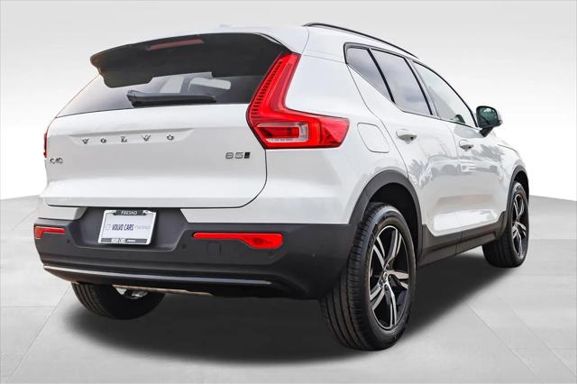 2026 Volvo XC40 Core, B5 AWD Gas (mild hybrid), Dark