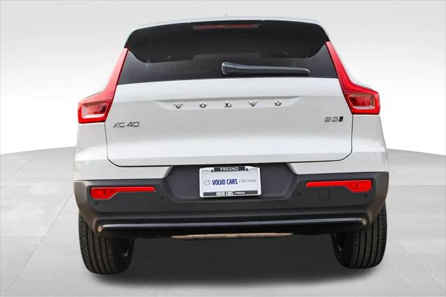 2026 Volvo XC40 Core, B5 AWD Gas (mild hybrid), Dark