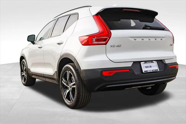 2026 Volvo XC40 Core, B5 AWD Gas (mild hybrid), Dark