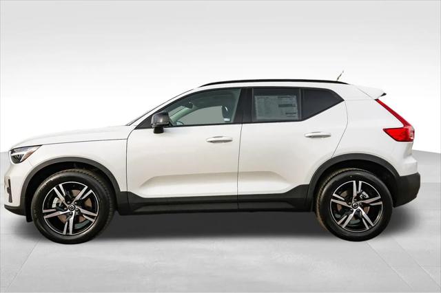 2026 Volvo XC40 Core, B5 AWD Gas (mild hybrid), Dark