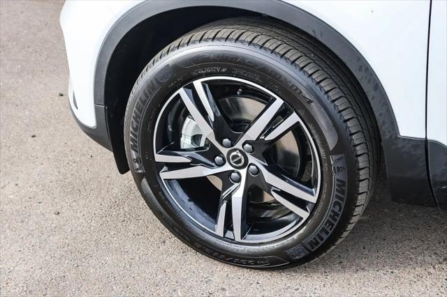 2026 Volvo XC40 Core, B5 AWD Gas (mild hybrid), Dark