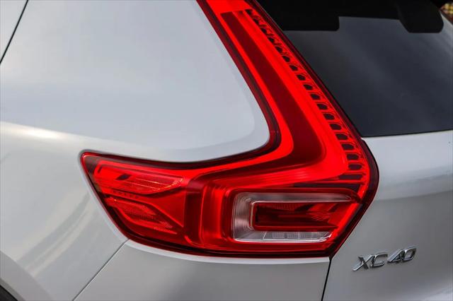 2026 Volvo XC40 Core, B5 AWD Gas (mild hybrid), Dark