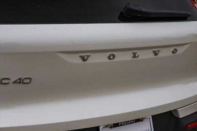 2026 Volvo XC40 Core, B5 AWD Gas (mild hybrid), Dark